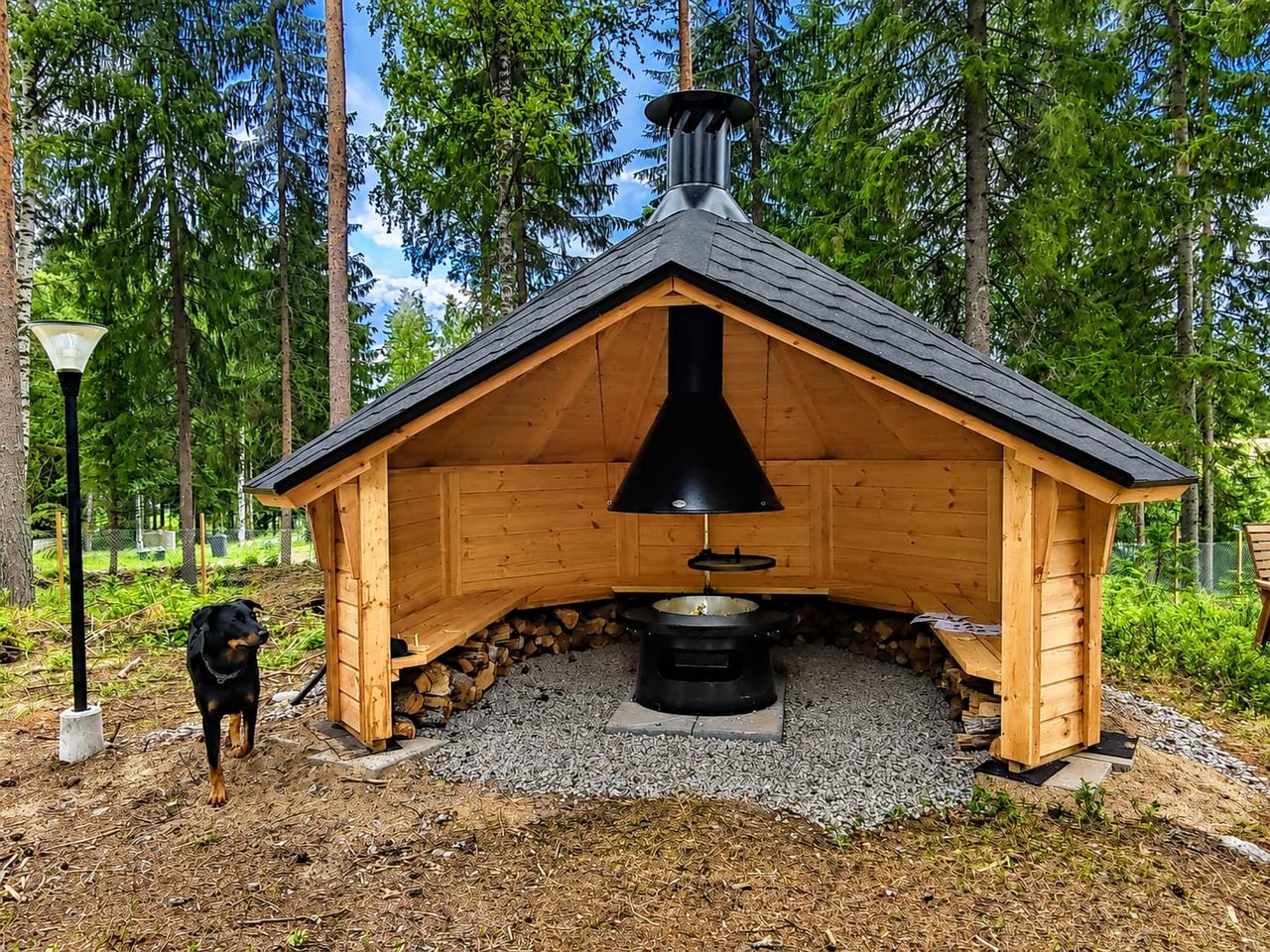 Grillikota ja koira Saarijärven koirametsässä